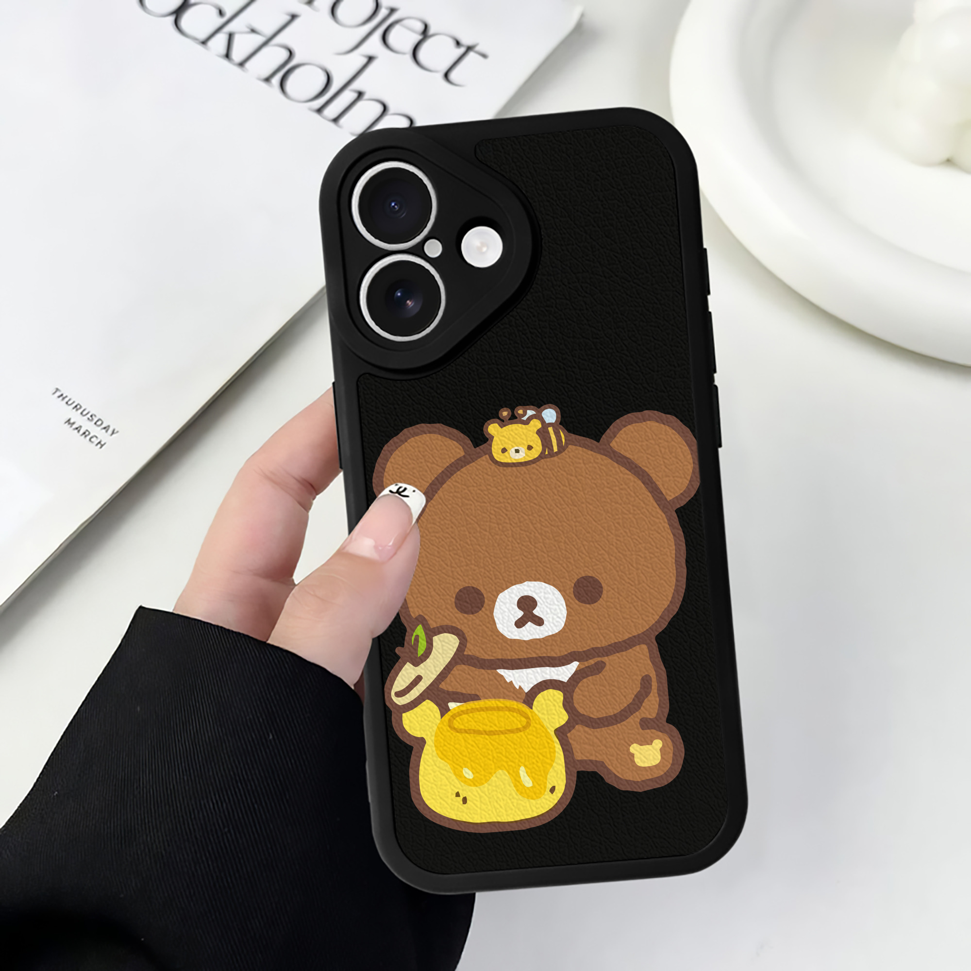 （画像用） リラックマ リラックマ キイロイトリ Rilakkuma Korilakkuma Kiiroitori 【iPhone 16シリーズ対応】シリコンスマホケース（レザー調） 材質：シリコン